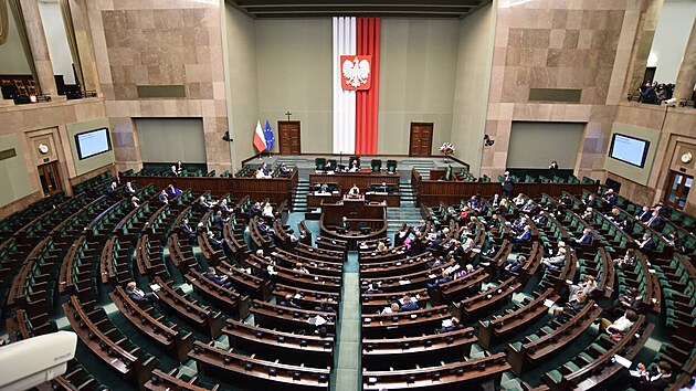 Polští poslanci debatují o kontroverzní polské novele zákona o vzdělávání, která dává silné pravomoci komisařům volených vládou. (12. ledna 2022)