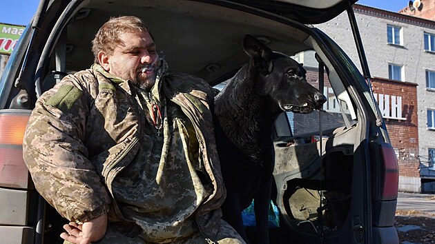 Toulav psi dlaj na frontov linii vtanou spolenost ukrajinskm vojkm. (12. jna 2021)
