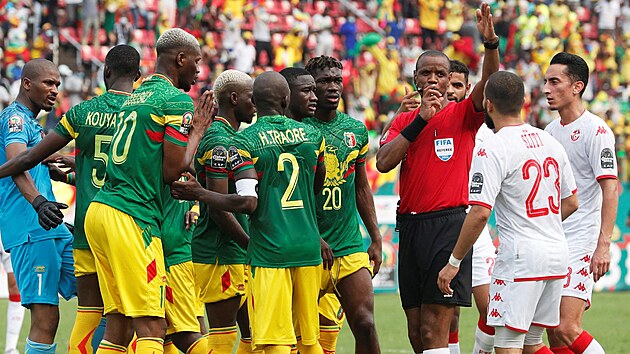 Zambijský rozhodčí Janny Sikazwe nařídil během utkání afrického šampionátu mezi Mali a Tuniskem dva pokutové kopy.