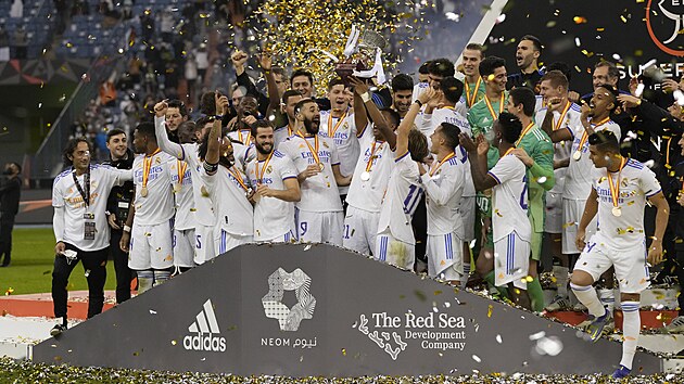 Fotbalisté Realu Madrid slaví s trofejí pro vítěze španělského Superpoháru.
