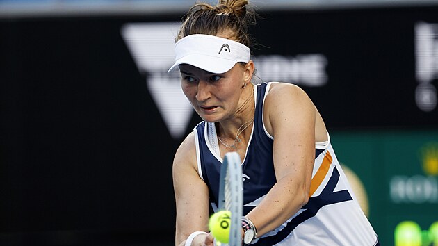 Barbora Krejčíková v zápase druhého kola Australian Open s Číňankou Wangovou.