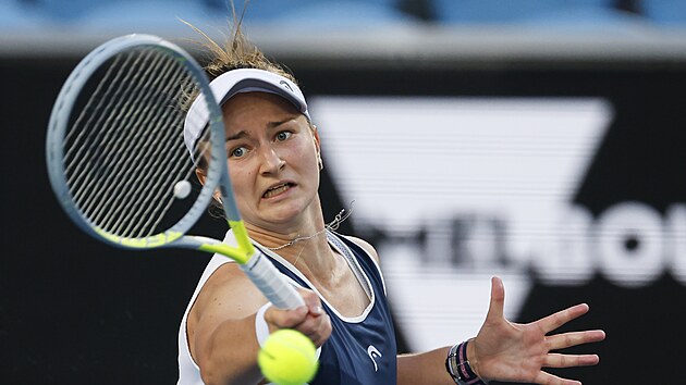 Barbora Krejčíková odehrává míč v druhém kole Australian Open.