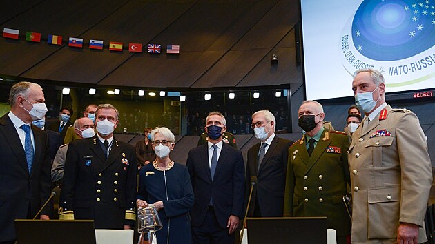 Náměstkyně amerického ministra zahraničí Wendy Shermanová s dalšími účastníky jednání NATO a Ruska. Po její levici stojí generální tajemník Severoatlantické aliance Jens Stoltenberg. (12. ledna 2022)