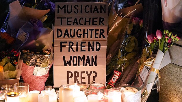 „Muzikantka. Učitelka. Dcera. Kamarádka. Žena. Kořist?“ Irové truchlí za zavražděnou Ashling Murphyovou. (14. ledna 2022)