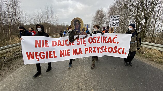 Nkolik destek aktivist z eska, Nmecka i Polska se selo u brny polskho hndouhelnho dolu Turw, aby demonstrovali za ukonen tby. (15. ledna 2022)