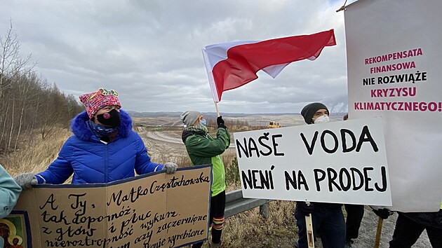 Nkolik destek aktivist z eska, Nmecka i Polska se selo u brny polskho hndouhelnho dolu Turw, aby demonstrovali za ukonen tby. (15. ledna 2022)