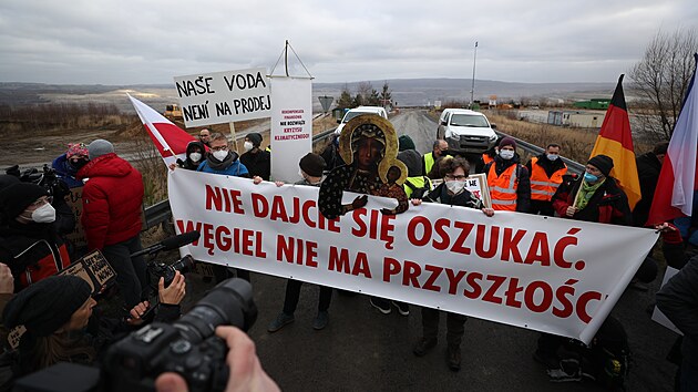 Několik desítek aktivistů z Česka, Německa i Polska se sešlo u brány polského hnědouhelného dolu Turów, aby demonstrovali za ukončení těžby. (15. ledna 2022)