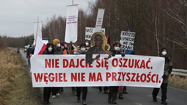 Několik desítek aktivistů z Česka, Německa i Polska se sešlo u brány polského hnědouhelného dolu Turów, aby demonstrovali za ukončení těžby. (15. ledna 2022)