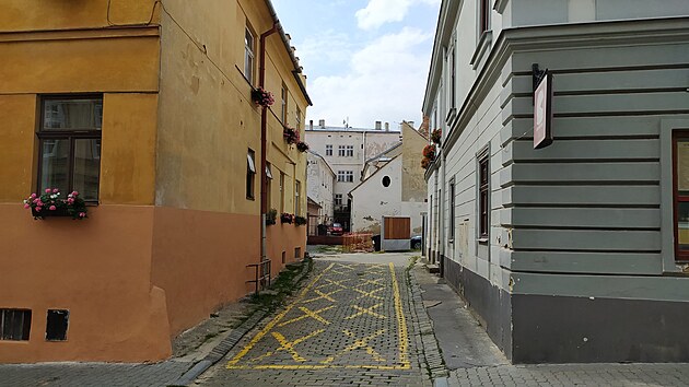 Pohled z Dolní České ulice směrem zpět ke Kernekerovu domu. Právě tudy by měla v budoucnu vést znojemská Zlatá ulička.
