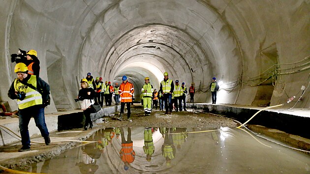 Dělníci dokončili hrubou stavbu tramvajového tunelu v Žabovřeské ulici v Brně na začátku roku 2022.