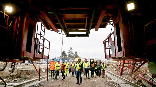 Dělníci dokončili hrubou stavbu tramvajového tunelu v Žabovřeské ulici v Brně. Za rok tudy mají jezdit cestující. (13.1.2022)