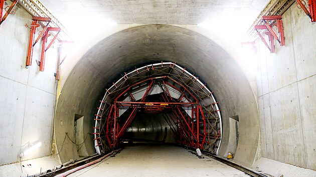 Dělníci dokončili hrubou stavbu tramvajového tunelu v Žabovřeské ulici v Brně. Za rok tudy mají jezdit cestující. (13.1.2022)