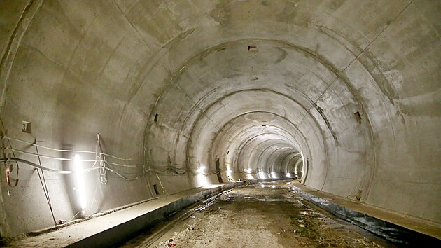 Dělníci dokončili hrubou stavbu tramvajového tunelu v Žabovřeské ulici v Brně na začátku roku 2022.