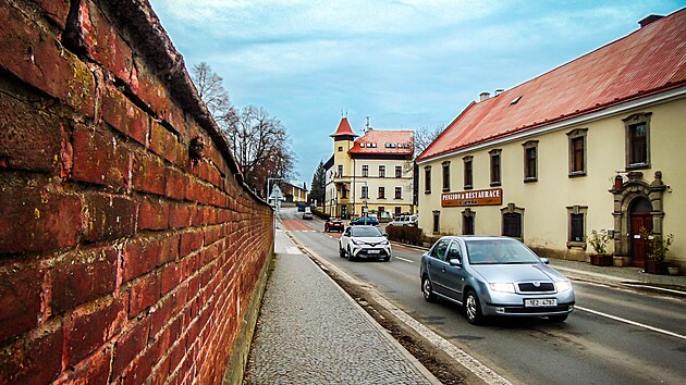 Původní silnice I/37 ve Slatiňanech se stala po otevření obchvatu poklidnou ulicí, kterou lze v kteroukoliv denní dobu v poklidu přejít.
