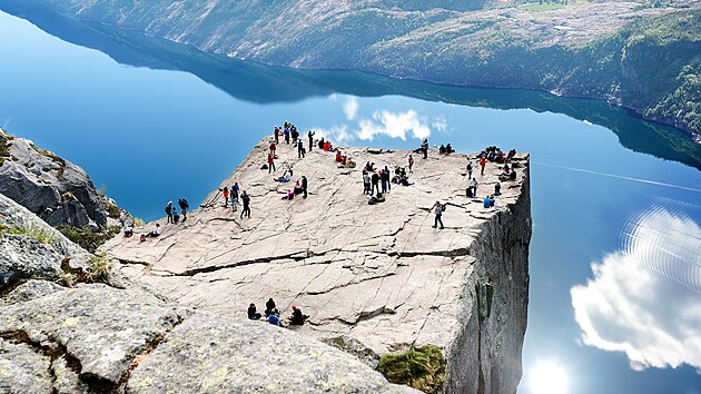 Skaln blok Preikestolen se ty nad hladinou Lysefjordu v Rogalandu v Norsku. Prv Norsko se dostalo mezi destku nej zem ve vbru editor Lonely Planet.