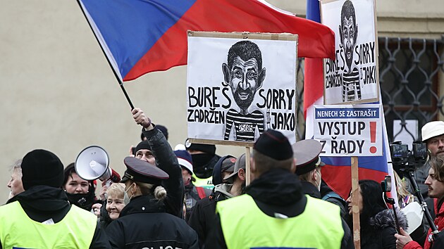 Demonstrace dvou desítek lidí před Sněmovnou za vydání bývalého premiéra Andreje Babiše v kauze Čapí hnízdo (18. ledna 2022)