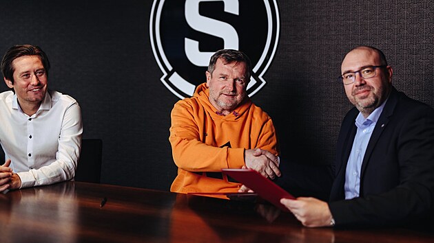 Trenér Pavel Vrba si třese rukou s generálním ředitelem Františkem Čuprem, právě podepsali novou smlouvu, kouč tak má ve Spartě kontrakt do léta 2023.