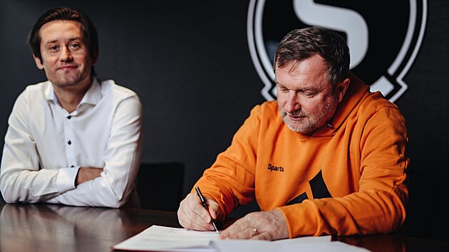 Trenér Pavel Vrba za přítomnosti sportovního ředitele Tomáše Rosického podepisuje nový kontrakt se Spartou, platnost má do léta 2023.