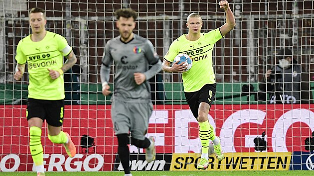 Erling Haaland z Dortmundu sniuje z penalty v utkn Nmeckho pohru na stadionu Millerntor v St. Pauli.