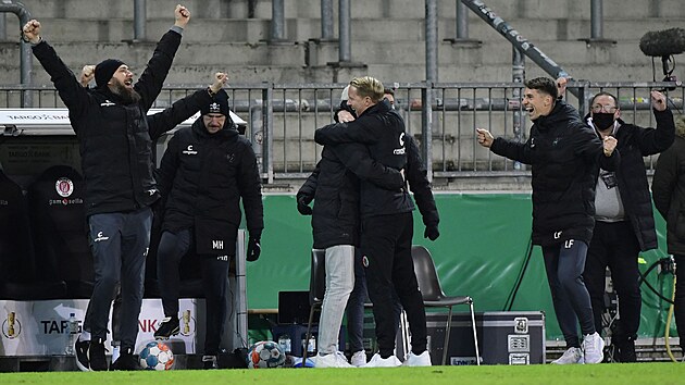 Radost lavičky St. Pauli v čele s trenérem Timo Schultzem (vlevo) po vítězství...
