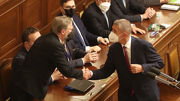 Sněmovna vyslovila důvěru kabinetu Petra Fialy. Pro bylo 106 vládních poslanců, proti hlasovalo 87 poslanců ANO a SPD. Předseda ANO Andrej Babiš nicméně Fialovi pogratuloval. (13. ledna 2021)