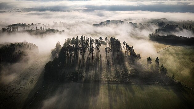 Dronem zachycená lesnatá krajina Vysočiny.