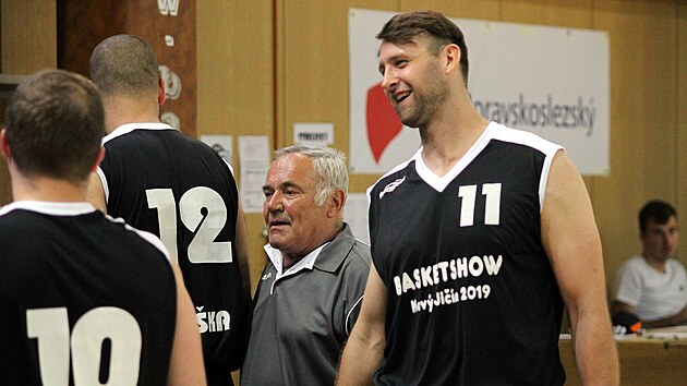 N�kdej�� basketbalov� reprezentant a tren�r Zden�k Hummel (v �ed�m triku) p�i exhibici v Nov�m Ji��n� v roce 2019.