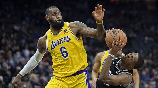 De'Aaron Fox ze Sacramenta se pokou uvolnit, v cest mu stoj LeBron James z Los Angeles Lakers.