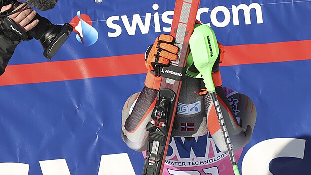 Lucas Braathen neme uvit, e triumfoval ve slalomu ve Wengenu.