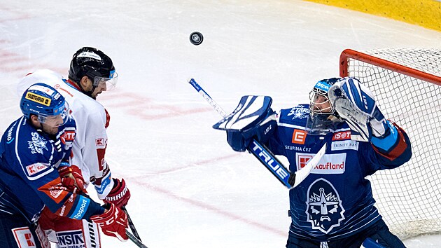 Landon Bow, brank hokejovho Kladna, v zpase s Olomouc.