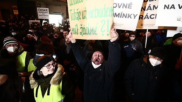 Zemědělci protestují v Praze u Úřadu vlády proti změnám dotačních plánů. (11. ledna 2022)