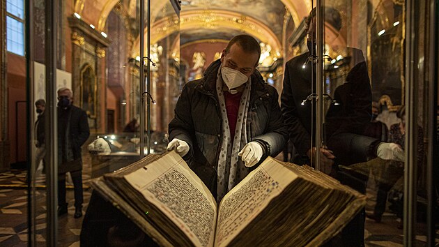 V pražském Klementinu vystavili vzácné rukopisy Národní knihovny včetně fragmentu Dalimilovy kroniky. Zúčastnil se i ministr kultury Martin Baxa. (14. ledna 2022)