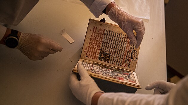 V pražském Klementinu vystavili vzácné rukopisy Národní knihovny včetně fragmentu Dalimilovy kroniky. (14. ledna 2022)