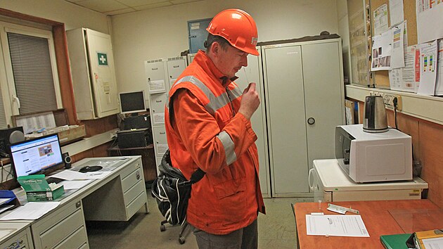 Testování zaměstnanců v Ostravě, kteří přišli na ranní směnu v podniku Vítkovice Steel na provozu Výpalky a úpravny Duo. (17. ledna 2022)