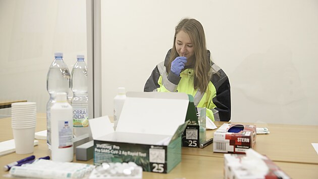Zamstnanci Skansky se testuj na koronavirus v rmci povinnho testovn ve firmch. (17. ledna 2022)