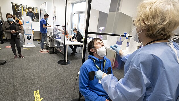 Ve firm Amazon v Dobrovzi probhalo povinn testovn zamstnanc na koronavirus. (17. ledna 2022)