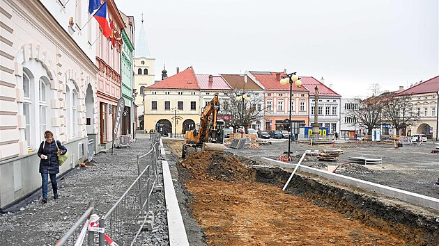 Rekonstrukce náměstí v centru Valašského Meziříčí potrvá do léta 2022 (listopad 2021).