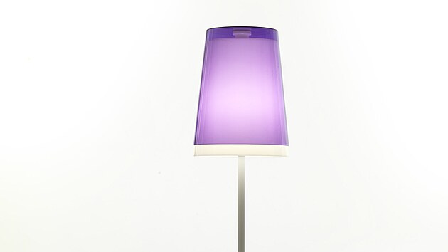 Lampa LOO1 (Pedrali) je v letos módní barvě Very Peri, dokáže výrazně oživit interiér.