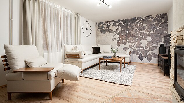 Obývací pokoj s novou pohovkou, křeslem a tapetou na zdi