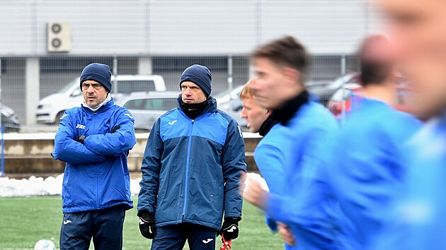 Lukáš Jarolím (vlevo) ̈a David Jarolím sledují trénink fotbalistů Ústí nad Labem.