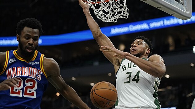 Janis Adetokunbo z Milwaukee zakonuje na ko   Golden State.  Andrew Wiggins jen smutn pihl.