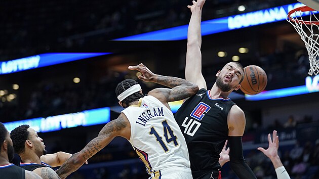 Ivica Zubac (vpravo) z Los Angeles Clippres v souboji s Brandonem Ingramem z New Orleans.