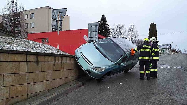 Zptky na silnici museli auto vrtit hasii.