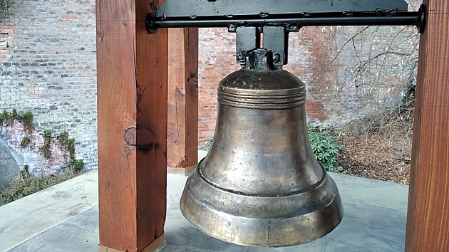 Nový zvon namontovaný na zvoničce v olomouckých Bezručových sadech