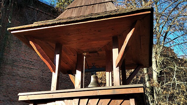 Nový zvon namontovaný na zvoničce v olomouckých Bezručových sadech