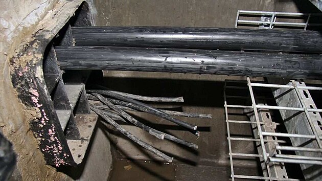 Zloději ustřihli a ukradli u železniční trati v Přerově téměř dva kilometry nových kabelů uložených v zemi.