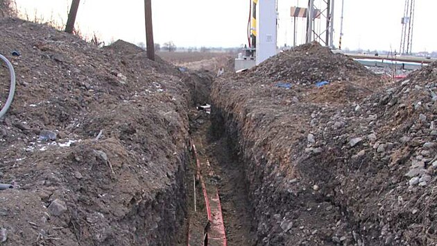 Zloději ustřihli a ukradli u železniční trati v Přerově téměř dva kilometry nových kabelů uložených v zemi.