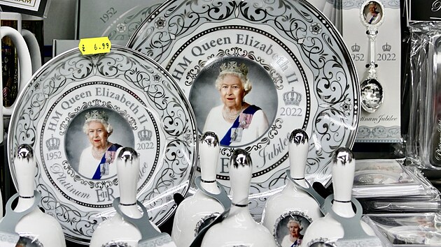 Také obchodníci se připravují na oslavy sedmdesáti let vlády královny Alžběty II. (2022)