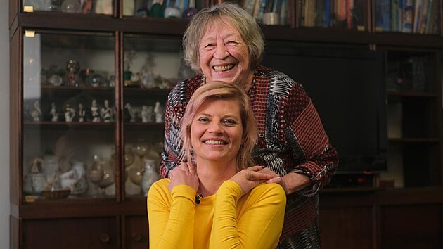 Moderátorka Martina Hynková s babičkou Milana Peroutky Aidou Brumovskou (2022)