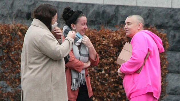 Sineád O’Connorová s přítelkyněmi před krematoriem čekají na pohřeb zpěvaččina sedmnáctiletého syna Shanea, který spáchal sebevraždu (Dublin, 15. ledna 2022)